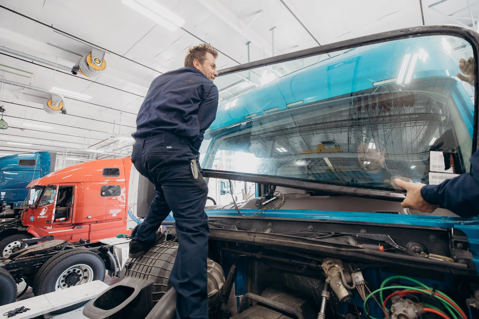 Commercial truck windshield replacement